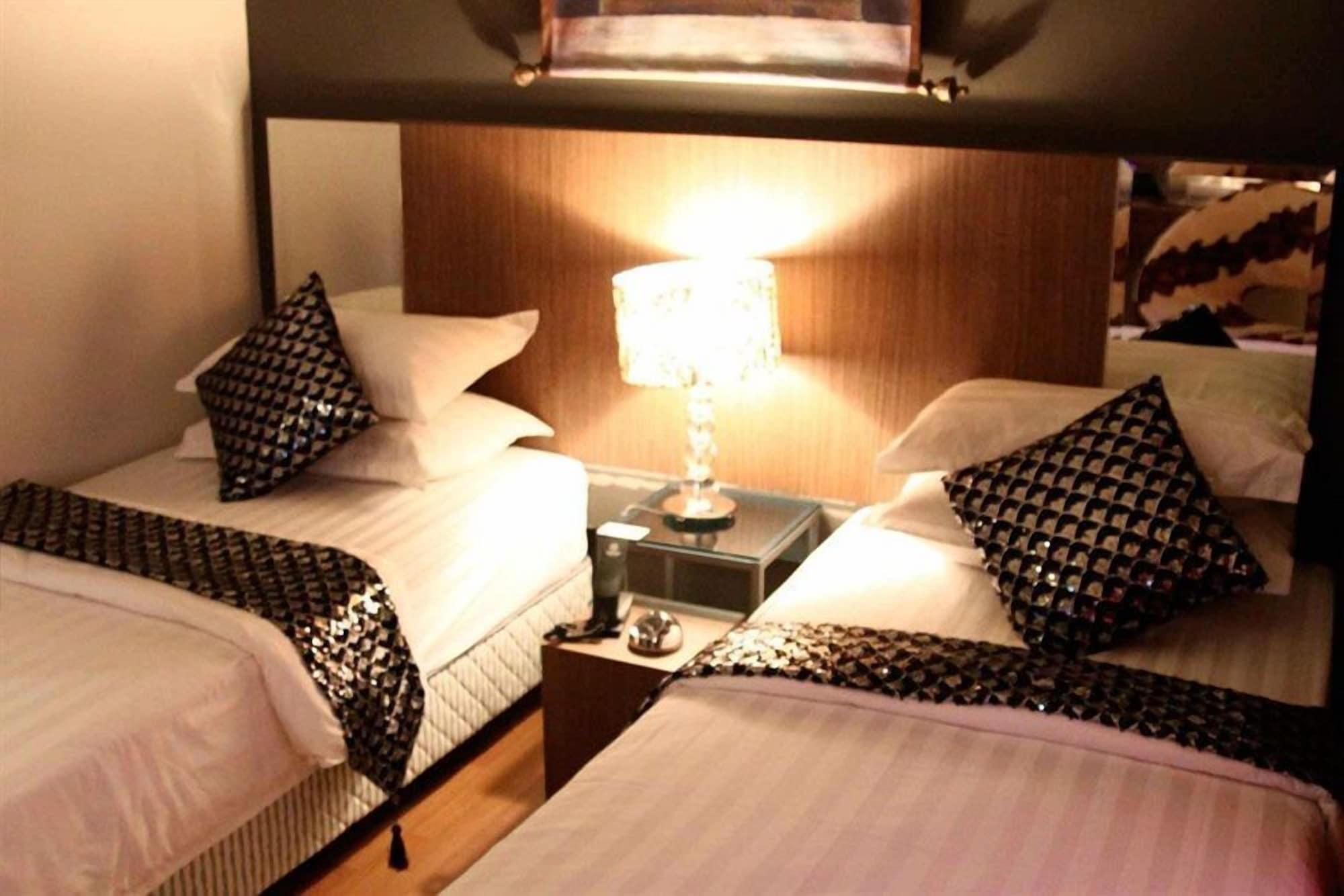 Arenaa Deluxe Hotel Malacca Exteriör bild